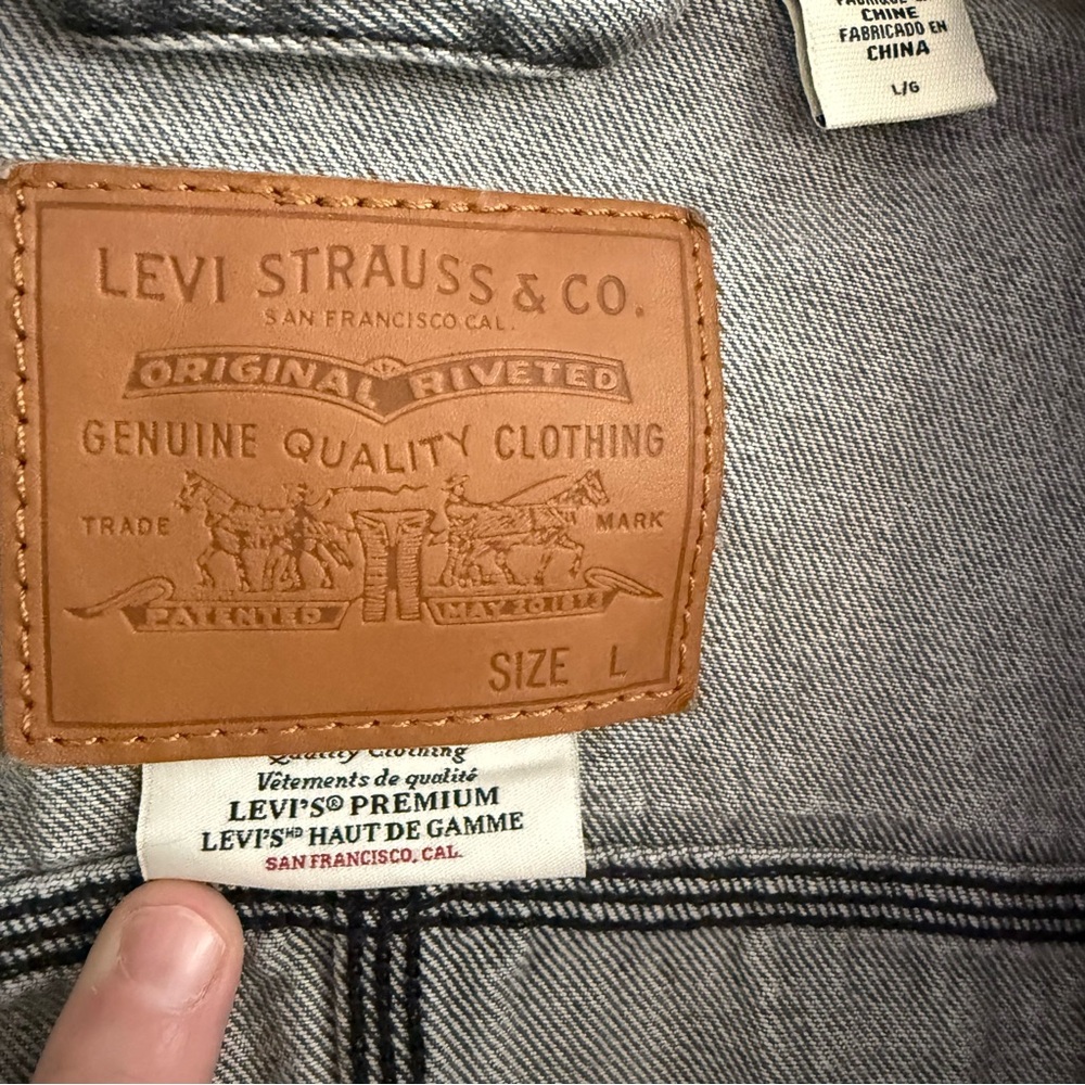 Levi's Gray Denim Jacket with Tan Collar - Picture 6 of 7